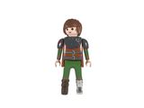 La figurine porte une tenue verte et des bottes marron.