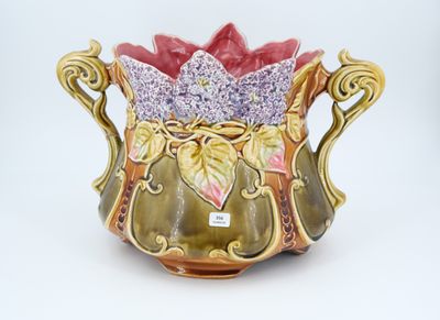 un vase contenant une fleur, posé sur une surface blanche