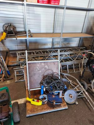 beaucoup d'outils et de matériel dans un garage
