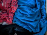 une boîte pleine de vêtements posée sur le sol