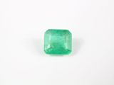 une émeraude verte sur fond blanc