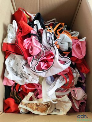 une boîte en carton remplie de vêtements divers