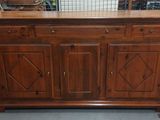 une armoire en bois surmontée d'un miroir