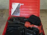 une image représentant une boîte à outils rouge contenant des outils