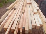 un tas de bois posé par terre devant un tracteur