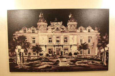 une photo d'un grand bâtiment avec une fontaine devant