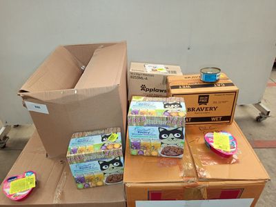 de nombreuses boîtes de nourriture posées sur une table