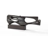 sculpture représentant une main tenant un pistolet, posée sur un socle en bois