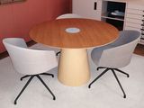 deux chaises autour d'une table ronde dans une pièce