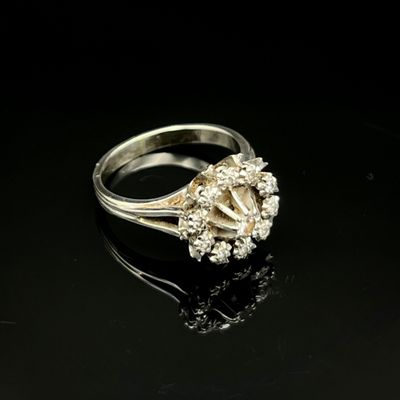 gros plan d'une bague en diamant sur une surface noire