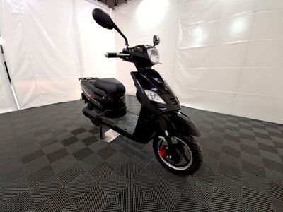 un scooter garé à l'intérieur d'une tente