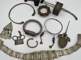 un assortiment de bijoux en argent, notamment des bracelets, des bagues et d'autres articles
