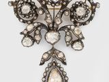 une broche ancienne ornée de diamants et de perles
