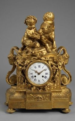 Importante pendule en bronze doré à décor de têtes de cervid…