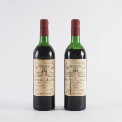 deux bouteilles de vin posées l'une à côté de l'autre sur une surface blanche