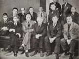 une vieille photo en noir et blanc représentant un groupe d'hommes