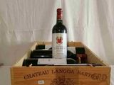 une boîte en bois avec une bouteille de vin à l'intérieur