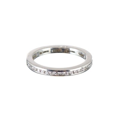 gros plan d'une bague en diamant sur fond blanc