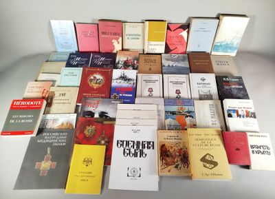 beaucoup de livres sur la table