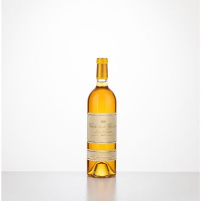 une bouteille de vin blanc posée sur une table