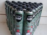 six canettes de soda posées sur une table blanche