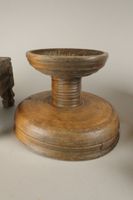 Petite table basse en bois sculpté de rosaces et feuillage, … (photo 4)