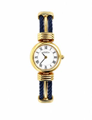 une image d'un gros plan d'une montre-bracelet sur un fond blanc