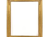 un cadre photo en vieil or sur fond blanc