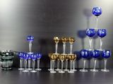 de nombreux verres à vin posés les uns à côté des autres sur une table