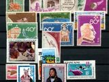de nombreux timbres différents sur un tableau noir orné d'une image représentant une femme