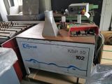 une machine posée sur une table dans une pièce