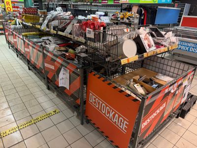 un caddie au milieu d'un supermarché