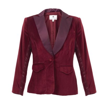 La veste est rouge et présente un revers noir.