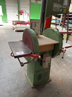 a machine that is sitting in a garage