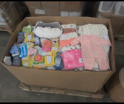 une boîte en carton remplie de vêtements pour bébé et d'autres articles