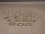 six verres à vin vides posés sur une table