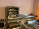 un grille-pain four posé sur un comptoir dans une cuisine