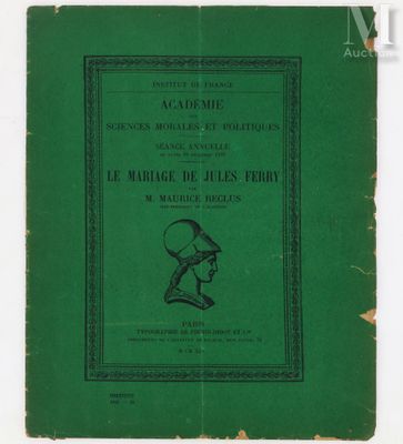 un livre vert sur lequel figure la photo d'un homme portant un casque