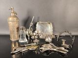 beaucoup d'objets en argent posés sur une table