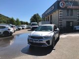 une voiture blanche garée devant un bâtiment dans un parking