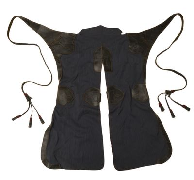 deux paires de mitaines en cuir noir sur fond blanc