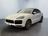 La Porsche Cayenne blanche est garée dans une grande pièce.