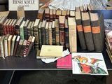 de nombreux livres posés sur une table dans une pièce