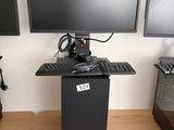 Trois écrans d'ordinateur sont posés sur un bureau, à côté d'un clavier et d'une souris