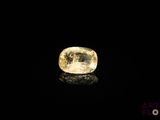 un diamant jaune sur une surface noire