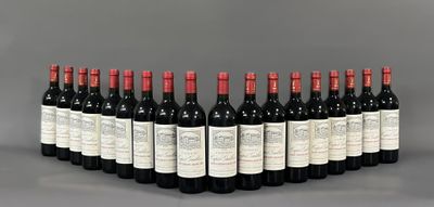 un groupe de bouteilles de vin posées sur une table