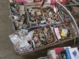 de nombreux cartons d'objets hétéroclites posés sur le sol