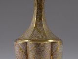 une paire de vases anciens en laiton sur fond blanc