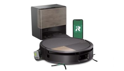 un robot relié à une station de recharge