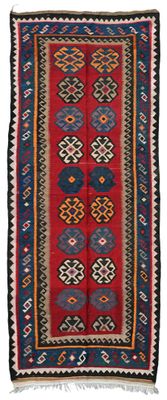 un tapis rouge, bleu et noir aux motifs géométriques